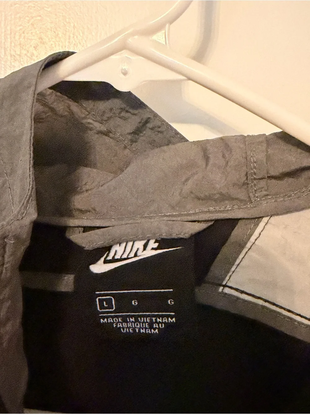 Nike Boys Black & Gray Windbreaker Jacket with Hood - size Large
